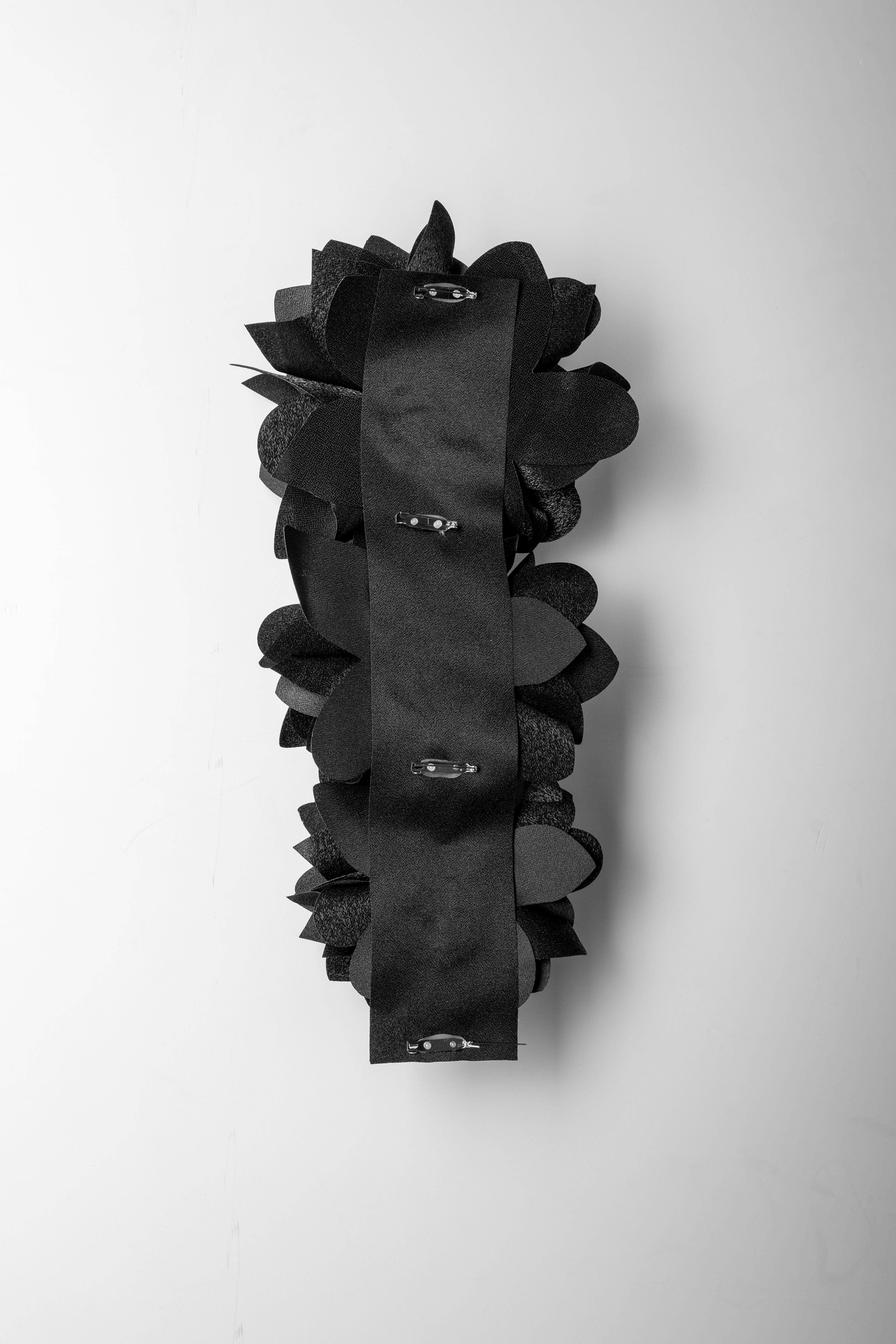 ADELİNA | Siyah Yaka Çiçeği